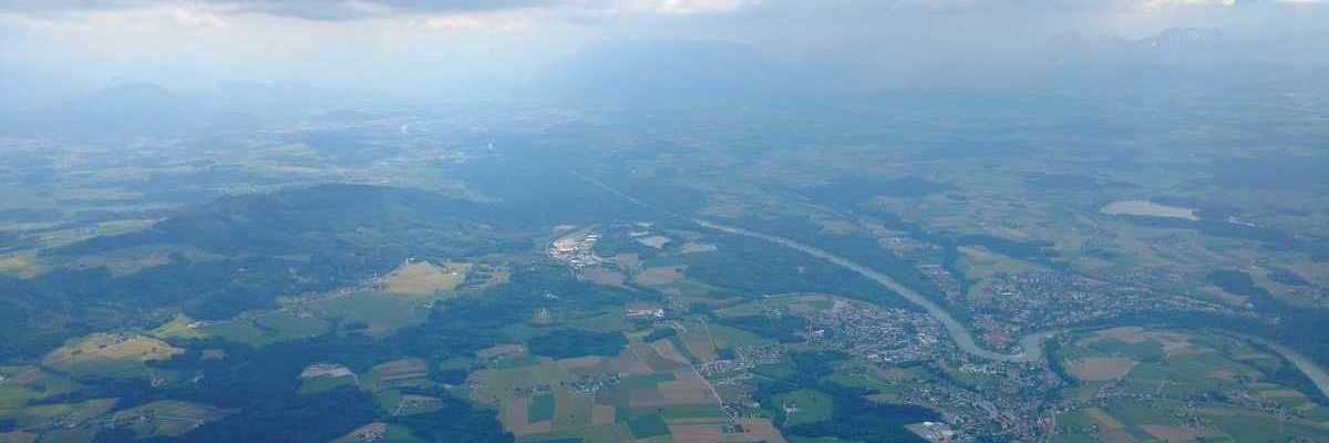 Flugwegposition um 12:04:12: Aufgenommen in der Nähe von Gemeinde Lamprechtshausen, Österreich in 1990 Meter