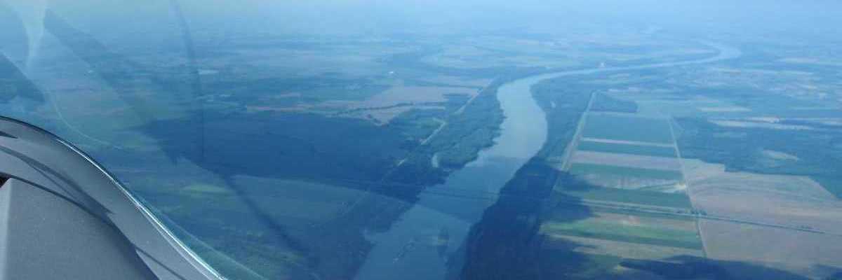 Flugwegposition um 13:18:35: Aufgenommen in der Nähe von Kreis Tamási, Ungarn in 1399 Meter
