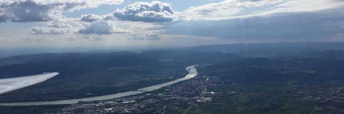 Flugwegposition um 14:13:36: Aufgenommen in der Nähe von Gemeinde Langenlois, Österreich in 1208 Meter