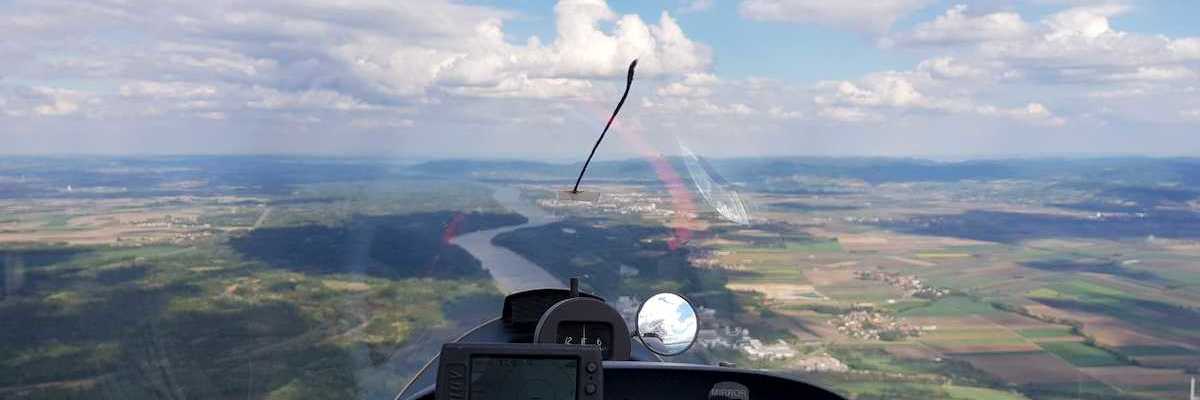 Flugwegposition um 14:40:27: Aufgenommen in der Nähe von Gemeinde Zwentendorf an der Donau, Österreich in 875 Meter