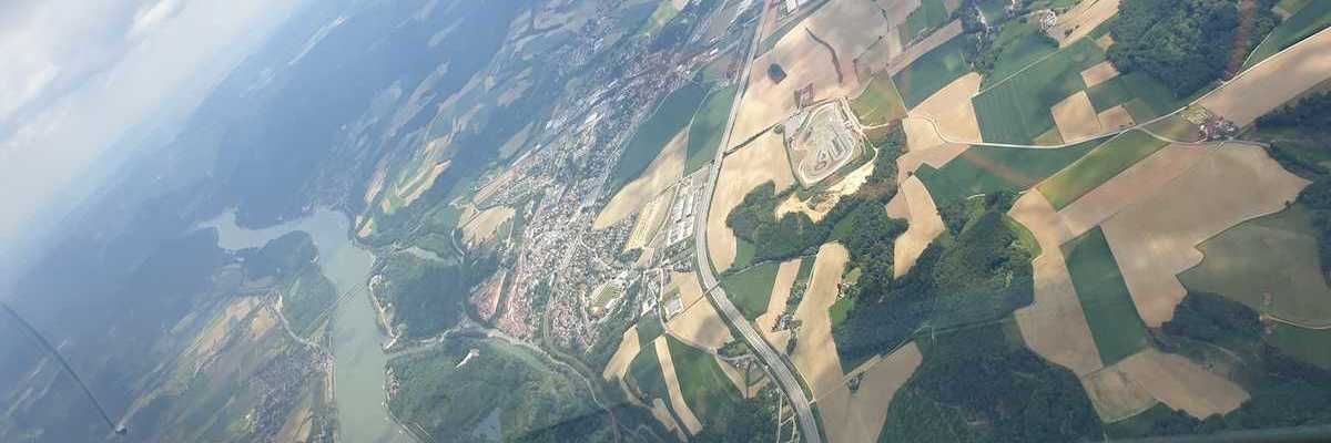 Flugwegposition um 09:41:43: Aufgenommen in der Nähe von Gemeinde Zelking-Matzleinsdorf, Österreich in 1695 Meter