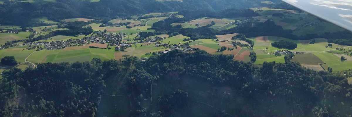 Flugwegposition um 15:56:34: Aufgenommen in der Nähe von Gemeinde Kirchberg ob der Donau, Österreich in 1075 Meter