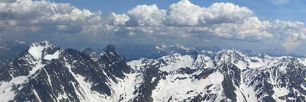 Flugwegposition um 12:45:17: Aufgenommen in der Nähe von Gemeinde Neustift im Stubaital, 6167 Neustift im Stubaital, Österreich in 3276 Meter