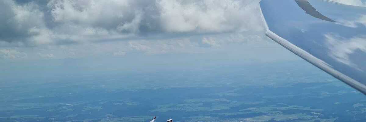 Flugwegposition um 13:40:58: Aufgenommen in der Nähe von Okres Český Krumlov, Tschechien in 2033 Meter