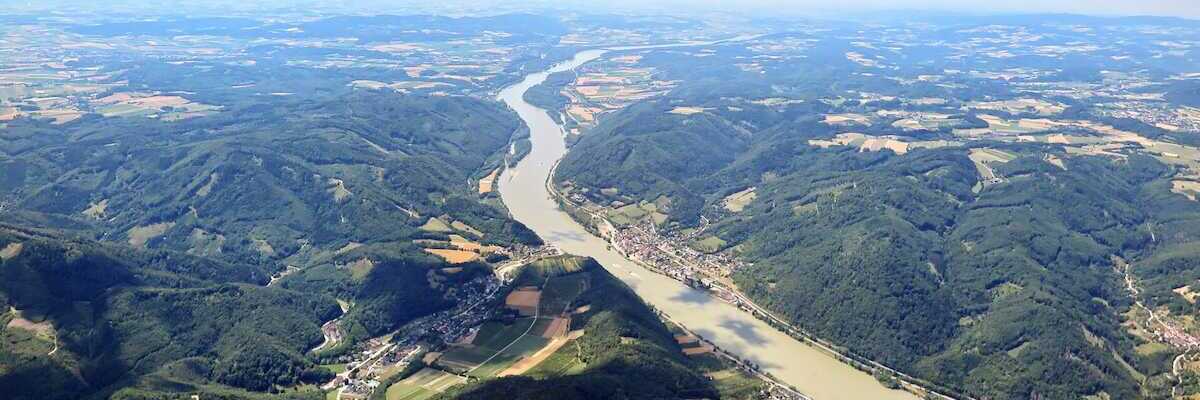 Flugwegposition um 10:41:11: Aufgenommen in der Nähe von Gemeinde Schönbühel-Aggsbach, Österreich in 1449 Meter