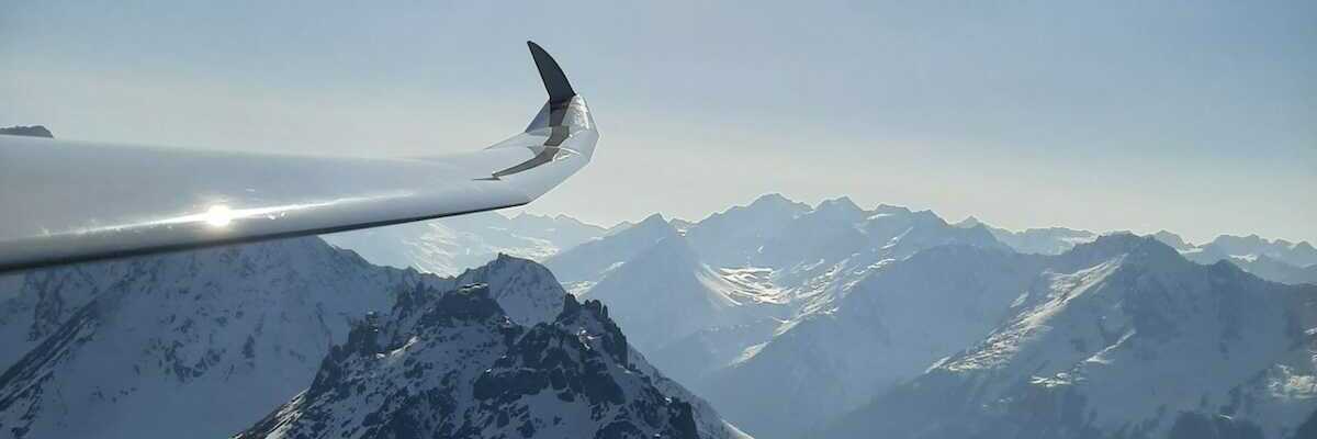 Flugwegposition um 15:00:28: Aufgenommen in der Nähe von Gemeinde Neustift im Stubaital, 6167 Neustift im Stubaital, Österreich in 2408 Meter