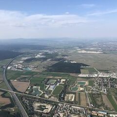 Flugwegposition um 14:27:20: Aufgenommen in der Nähe von Wiener Neustadt, Österreich in 1004 Meter