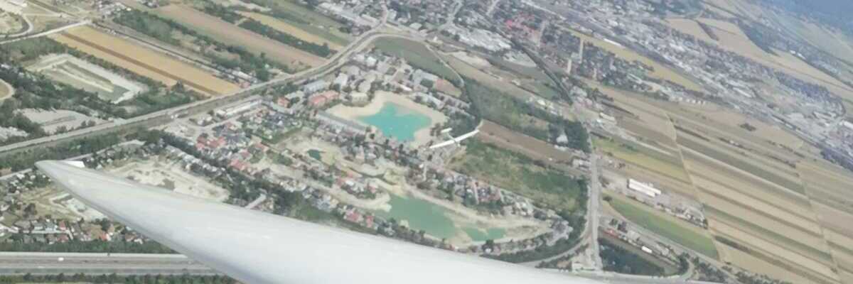 Flugwegposition um 12:04:44: Aufgenommen in der Nähe von Gemeinde Bad Fischau-Brunn, Österreich in 870 Meter