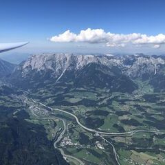 Flugwegposition um 13:44:03: Aufgenommen in der Nähe von Gemeinde Bischofshofen, Bischofshofen, Österreich in 2716 Meter