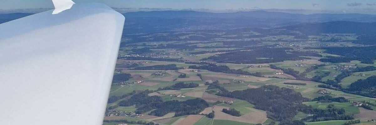 Flugwegposition um 09:56:37: Aufgenommen in der Nähe von Gemeinde Taufkirchen an der Pram, Österreich in 1067 Meter