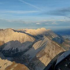 Flugwegposition um 15:32:57: Aufgenommen in der Nähe von Innsbruck, Österreich in 2584 Meter