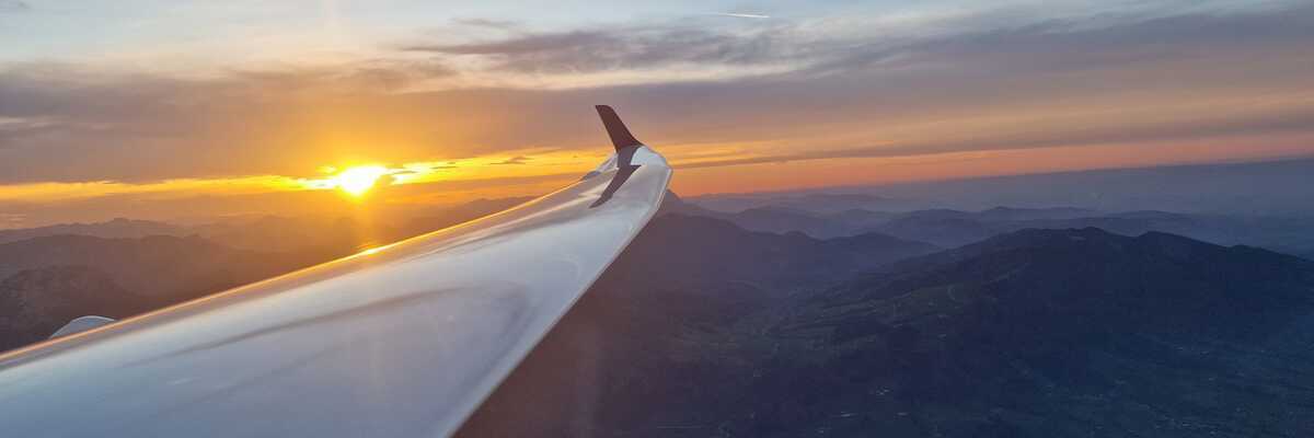 Flugwegposition um 15:36:28: Aufgenommen in der Nähe von Gemeinde Micheldorf in Oberösterreich, Österreich in 1676 Meter
