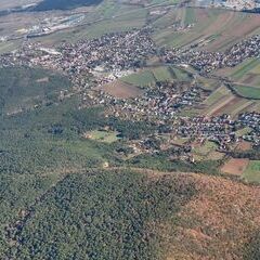 Flugwegposition um 12:05:21: Aufgenommen in der Nähe von Gemeinde Winzendorf-Muthmannsdorf, Österreich in 1072 Meter