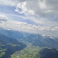 Flugwegposition um 12:55:57: Aufgenommen in der Nähe von Gemeinde Hart im Zillertal, Hart im Zillertal, Österreich in 2449 Meter
